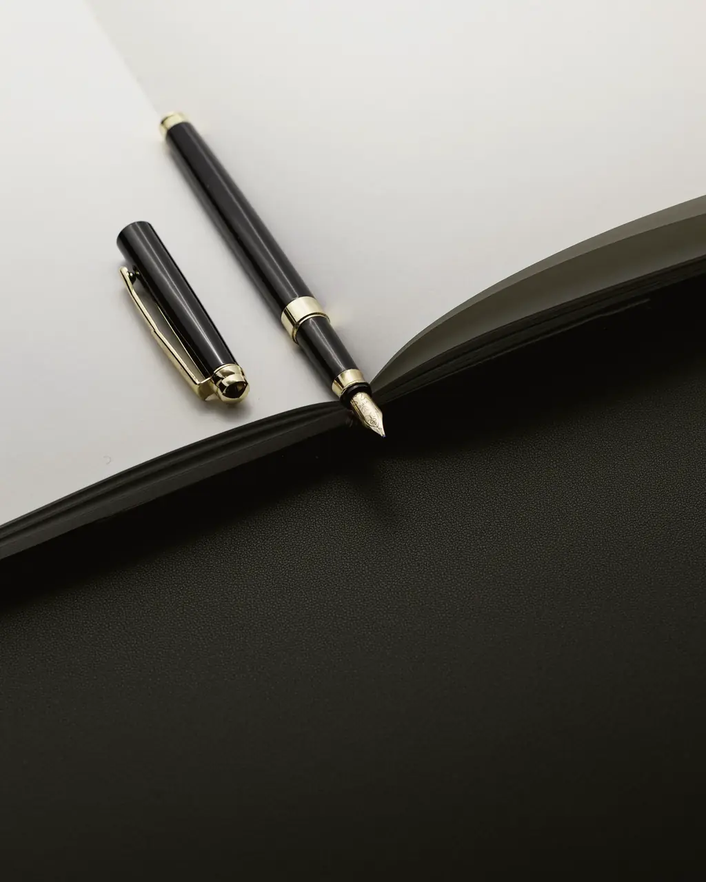 Pluma estilográfica sobre un cuaderno abierto