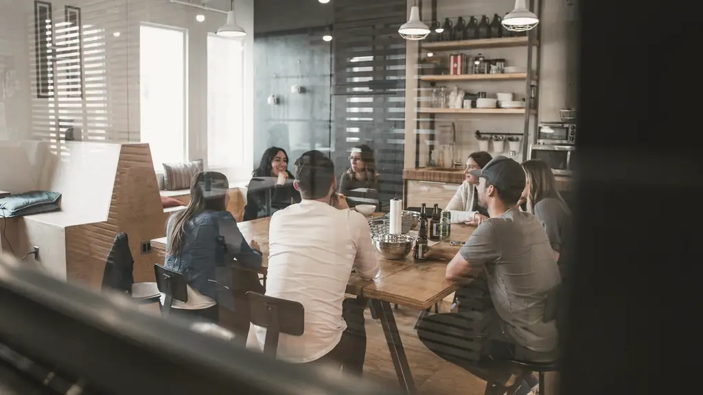 Profesionales reunidos en una oficina moderna y cálida