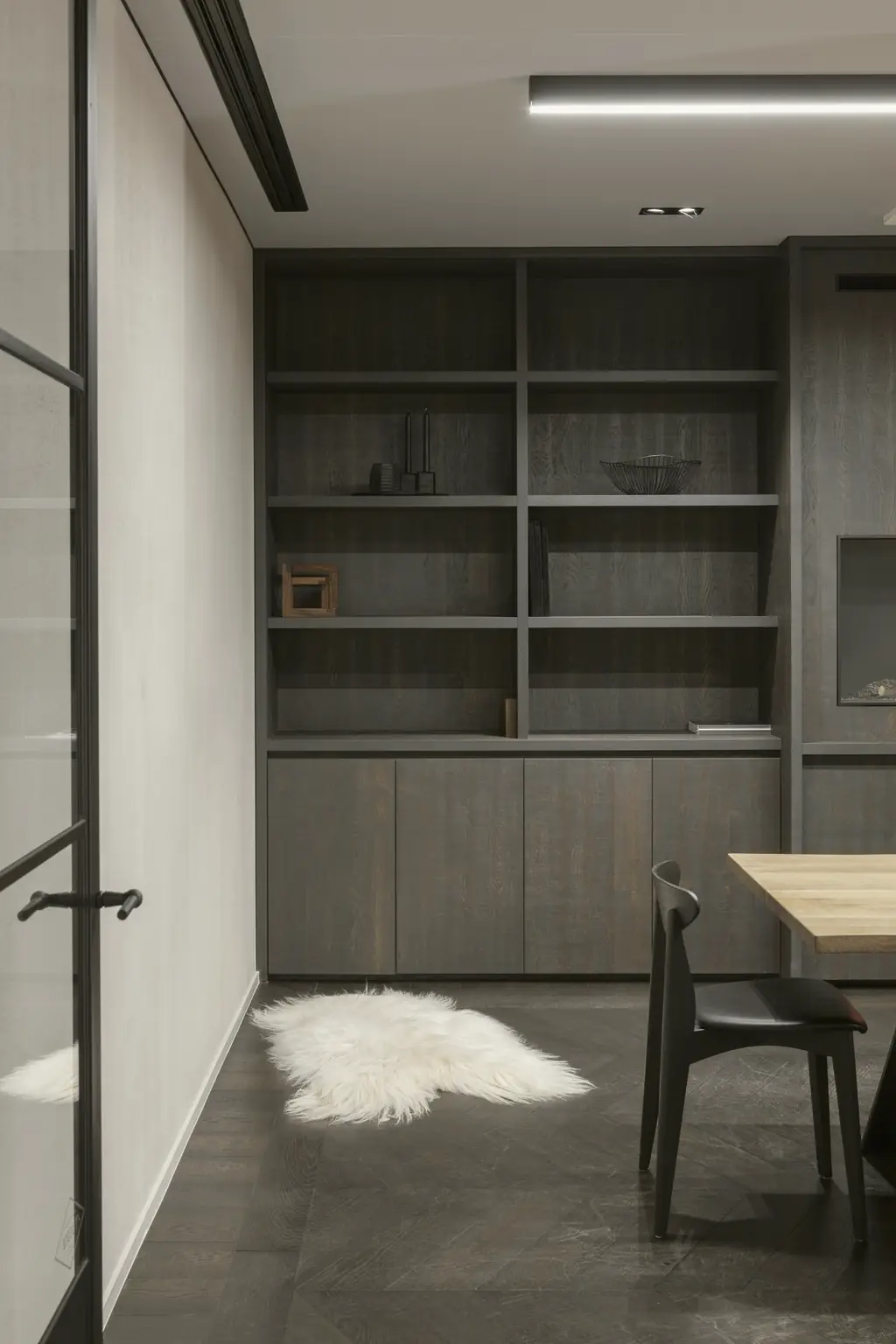 Oficina refinada con estanterías de madera y mesa de reuniones